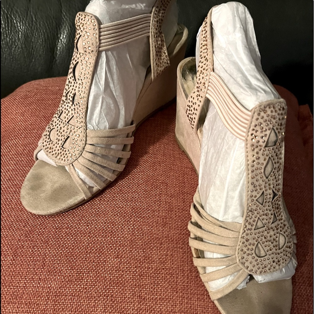 Celebrity NYC does!  Gentle used size 7